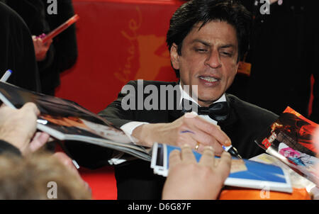 Bollywood-star Shah Rukh Khan kommt für die Premiere des Films "Don - The King Is Back" während der 62. Internationalen Filmfestspiele Berlin, in Berlin, Deutschland, 11. Februar 2012. Der Film ist in der Sektion Berlinale Special auf der 62. Berlinale präsentiert vom 09. bis 19. Februar ausgeführt. Foto: Angelika Warmuth Stockfoto