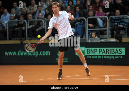 Deutsche Tennisspielerin Florian Mayer spielt den Ball während der Davis Cup Tennis-Match gegen Argentiniens Chela in der Stechert Arena in Bamberg, Deutschland, 12. Februar 2012. Vom 10. bis 12. Februar werden Ausscheidungsspiele Davis Cup Deutschland gegen Argentinien in Bamberg ausgetragen. Foto: David Ebener Stockfoto