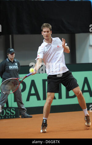 Deutsche Tennisspielerin Florian Mayer spielt den Ball während der Davis Cup Tennis-Match gegen Argentiniens Chela in der Stechert Arena in Bamberg, Deutschland, 12. Februar 2012. Vom 10. bis 12. Februar werden Ausscheidungsspiele Davis Cup Deutschland gegen Argentinien in Bamberg ausgetragen. Foto: David Ebener Stockfoto