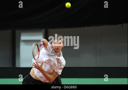 Deutsche Tennisspielerin Florian Mayer spielt den Ball während der Davis Cup Tennis-Match gegen Argentiniens Chela in der Stechert Arena in Bamberg, Deutschland, 12. Februar 2012. Vom 10. bis 12. Februar werden Ausscheidungsspiele Davis Cup Deutschland gegen Argentinien in Bamberg ausgetragen. Foto: David Ebener Stockfoto