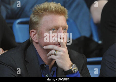 Ehemaliger deutscher Tennisspieler Boris Becker sitzt auf der Tribüne während des Davis Cup Tennis Spiels Deutschland gegen Argentinien in der Stechert Arena in Bamberg, Deutschland, 12. Februar 2012. Vom 10. bis 12. Februar werden Ausscheidungsspiele Davis Cup Deutschland gegen Argentinien in Bamberg ausgetragen. Foto: David Ebener Stockfoto