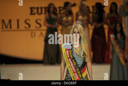 Isabel Guelck von Horst feiert ihren Sieg in der 2012 "Miss Germany" Wettbewerb bei den Europapark in Rust, Deutschland, 11. Februar 2012. Sie traten gegen 22 Frauen in der letzten Runde. 6.530 Frauen angewendet für den Wettbewerb. Foto: Patrick Seeger Stockfoto