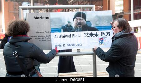 Französisch-geboren Friedensaktivist Michele Deodat (l) und deutschen Christoph Heubner, Vizepräsident des Internationalen Auschwitz Komitees, legen Sie ein Schild mit der Aufschrift 'Ai Weiwei Platz' über den ursprünglichen Namen des Ortes "Marlene-Dietrich-Platz", 12. Februar 2012 in Berlin, Deutschland. Die Zeichen soll um in Ort für einen Tag zu bleiben und soll die Aufmerksamkeit für die Situation des Chi Stockfoto