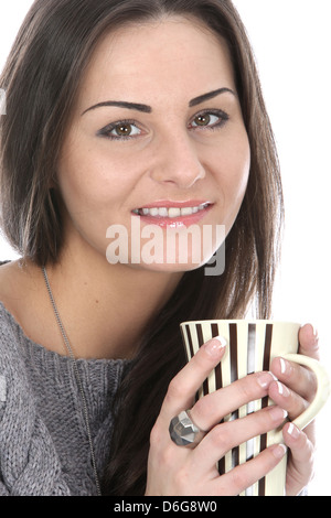 Junge Frau mit und trinken Sie eine Tasse oder Becher heißen wärmende Getränke wie Tee, Kaffee oder heiße Schokolade gegen einen weißen Hintergrund Stockfoto