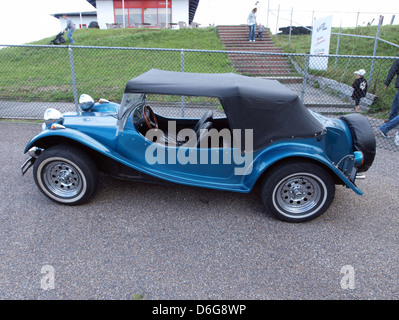 Der Volkswagen Buggy 1969 ist ein lustiges Geländefahrzeug, das für Freizeitfahrten entwickelt wurde. Er basiert auf dem Beetle und verfügt über ein leichtes Open-Air-Design, das sich ideal für Dünenfahrten und Outdoor-Abenteuer eignet. Stockfoto