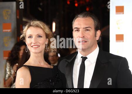 Schauspieler Jean Dujardin und seine Frau Alexandra Lamy teilnehmen den British Academy Film Awards am Royal Opera House in London, Großbritannien, am 12. Februar 2012. Foto: Hubert Boesl Stockfoto