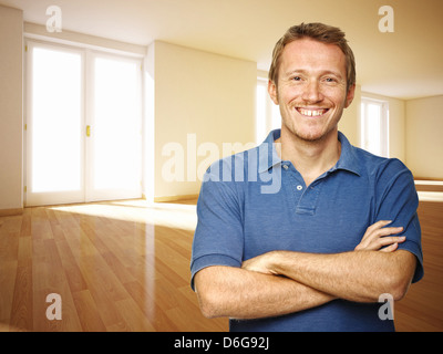 lächelnder Mann in modernen 3D-Haus Stockfoto