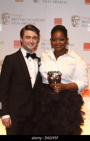 Schauspieler Daniel Radcliffe und Octavia Spencer stellen in des Gewinners-Foto-Room bei den British Academy Film Awards am Royal Opera House in London, Großbritannien, am 12. Februar 2012. Foto: Hubert Boesl Stockfoto