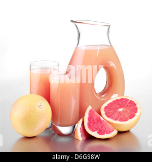 Glas Grapefruitsaft, zwei volle Gläser und geschnittene Grapefruit Stockfoto