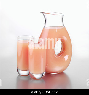 Krug mit Grapefruit-Saft mit zwei vollen Gläsern Stockfoto