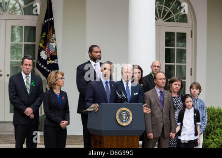 Washington DC, USA, Mittwoch, 17. April, 2013.United Staaten Präsident Barack Obama liefert eine Aussage nach Waffe Gesetzgebung im Kongress im Rose Garden im Weißen Haus in Washington, Mittwoch, 17. April 2013 fehlgeschlagenen. Der Präsident wurde von US-Vizepräsident Joe Biden, ehemaliger US-amerikanischer Gabby Giffords (Demokrat von Arizona) und Familienmitglieder von Newtown begleitet. . Bildnachweis: Drew Angerer / Pool über CNPDPA/Alamy Live-Nachrichten Stockfoto