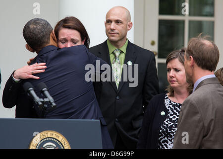 Washington DC, USA, Mittwoch, 17. April, 2013.United Staaten Präsident Barack Obama umarmt Nicole Hockley nach Abgabe einer Erklärung nach Waffe Gesetzgebung im Kongress im Rose Garden im Weißen Haus in Washington, Mittwoch, 17. April 2013 fehlgeschlagenen. Der Präsident wurde von Vize-Präsident Joe Biden, ehemaligen Rep Gabby Giffords und Familienmitglieder von Newtown begleitet. . Bildnachweis: Drew Angerer / Pool über CNPDPA/Alamy Live-Nachrichten Stockfoto