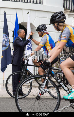 Weißes Haus, Washington. DC, USA. 17. April 2013.  US-Präsident Barack Obama Jubel auf Fahrer während einer Zeremonie, in der Feier der siebten jährlichen Soldat Fahrt, Mittwoch, 17. April 2013, auf dem South Lawn des weißen Hauses in Washington der Wounded Warrior Project Soldat Fahrt ins Weiße Haus begrüßen zu dürfen. . Bildnachweis: Drew Angerer / Pool über CNPDPA/Alamy Live-Nachrichten Stockfoto