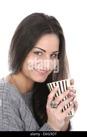 Junge Frau mit und trinken Sie eine Tasse oder Becher heißen wärmende Getränke wie Tee, Kaffee oder heiße Schokolade gegen einen weißen Hintergrund Stockfoto