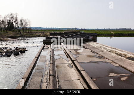 Fluss Durchflussmessung Wehr auf dem River Tees in der Nähe von Darlington während einer Sommerdürre. Darlington, County Durham, Großbritannien Stockfoto