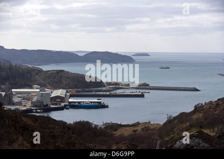 Blick hinunter auf den Hafen von Lochinver Sutherland Schottland. Stockfoto