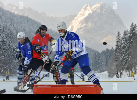 Teilnehmer des zweiten DEB Pond Hockey Cup sind in Aktion auf dem zugefrorenen Riesser See in Garmisch-Partenkirchen, Deutschland, 12. Februar 2012 abgebildet. Amateure und professionelle Eishockey-Spieler nahmen Teil in das geschehen. Foto: Andreas Gebert Stockfoto