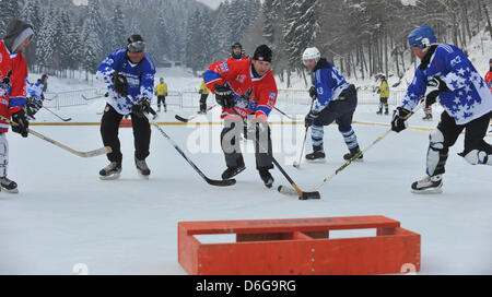 Teilnehmer des zweiten DEB Pond Hockey Cup sind in Aktion auf dem zugefrorenen Riesser See in Garmisch-Partenkirchen, Deutschland, 12. Februar 2012 abgebildet. Amateure und professionelle Eishockey-Spieler nahmen Teil in das geschehen. Foto: Andreas Gebert Stockfoto