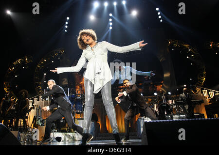 (Dpa-Datei) - datiert ein Datei-Bild 13. Mai 2010 zeigt U.S. Sänger und sechsfache Grammy-Gewinnerin Whitney Houston (1963-2012) geben ein Konzert in der Arena Leipzig während ihrer Comeback-Tournee durch Deutschland. Die Soul-Diva starb am 11. Februar 2012 in Beverly Hills, Los Angeles, USA. Foto: Andreas Weihs Stockfoto