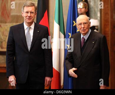 Italian President Giorgio Napolitano (R) erhält der deutsche Bundespräsident Christian Wulff im Palazzo Quirinale in Rom, Italien, 13. Februar 2012. Bundespräsident Wulff und seine Frau Bettina sind bei einem dreitägigen Besuch in Italien. Foto: WOLFGANG KUMM Stockfoto