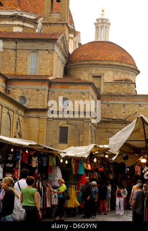 Die San Lorenzo Markt neben der Basilica di San Lorenzo und der Mediceer Kapelle in Florenz Italien Stockfoto