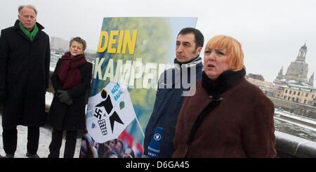 Bundesvorsitzender der deutschen Partei der grünen (Buendnis 90/Die Gruenen) Cem Özdemir (2-R), Vorsitzende Claudia Roth (R), Renate Kuenast (2-L) und Jürgen Trittin (L) Pose neben einer Anti-Nazi-Plakat sagen "Dein Kampf" (Kampf) in Dresden, Deutschland, 13. Februar 2012.  Am 13. Februar Gedenken Bürger Dresdens deutsche Opfer des zweiten Weltkrieges, die beim Luftangriff gestorben Stockfoto