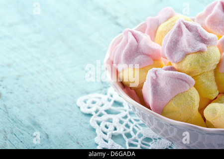 Zuckerhaltige rosa Marshmallows geformt wie Eis in einer Schüssel auf blauen Vintage Holz-Hintergrund Stockfoto