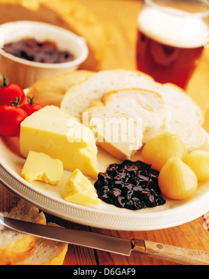 Ploughmans Lunch, Käse-Gurke-Zwiebel-Chutney, Bier Stockfoto