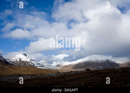 Auf dem Weg nach oben Quinag mit den langen Grat des Segeln Gharbh auf der rechten Seite. Stockfoto