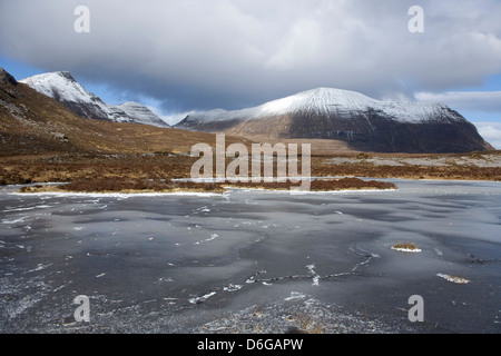 Auf dem Weg nach oben Quinag mit den langen Grat des Segeln Gharbh auf der rechten Seite. Stockfoto