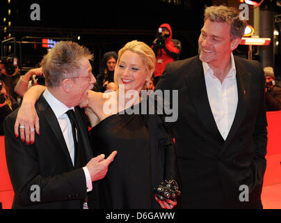 Irischer geborene Schauspieler Ray Stevenson (R), US-Schauspielerin Katherine LaNasa und britische Schauspieler John verletzt (L) kommt für die Premiere des Films "Jayne Mansfield Car" während der 62. Internationalen Filmfestspiele Berlin, in Berlin, Deutschland, 13. Februar 2012. Der Film wurde als Eröffnungsfilm der Berlinale ausgewählt und gehört zu den wichtigsten Wettbewerb. Die das 62. Berlinale findet vom Stockfoto