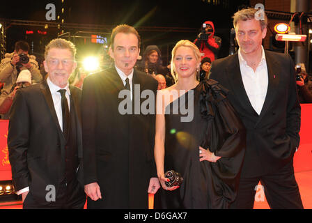 Irische geborene Schauspieler Ray Stevenson (R), US-Schauspielerin Katherine LaNasa, britischen Schauspieler John verletzt (L) und Regisseur Billy Bob Thornton kommt zur Premiere des Films "Jayne Mansfield Car" während der 62. Internationalen Filmfestspiele Berlin, in Berlin, Deutschland, 13. Februar 2012. Der Film wurde als Eröffnungsfilm der Berlinale ausgewählt und gehört zu den wichtigsten Wettbewerb. Die 62 Stockfoto