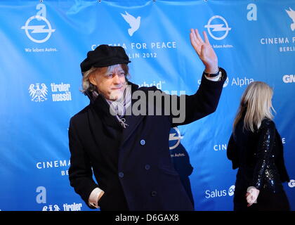 Irische Sängerin Sir Bob Geldof kommt für das Charity-Event Cinema for Peace im Rahmen der 62. Berlinale in Berlin, Deutschland, 13. Februar 2012. Cinema for Peace seit eine weltweite Initiative 2002 Förderung der Menschheit durch den Film während einladenden Mitglieder der internationalen Film-Gemeinschaft an der jährlichen Cinema for Peace Award Gala-Night während der Berlin-Interna Stockfoto