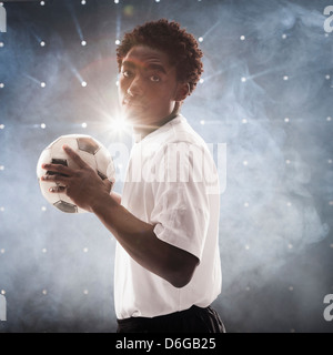 Schwarze Fußball Spieler halten Stockfoto