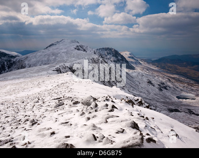 Blick auf Penygadair, den Gipfel des Cadair Idris von Mynydd Moel unter winterlichen Bedingungen. Cadair Idris, Snowdonia. Stockfoto