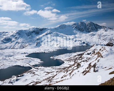 Snowdon unter winterlichen Bedingungen - ein Blick über Llyn Llydaw, Y Lliwedd von Pyg Spur Stockfoto