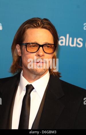 US-Schauspieler Brad Pitt besucht das Kino für Frieden Gala während der 62. Internationalen Filmfestspielen Berlin, Berlinale, im Konzerthaus am Gendarmenmarkt in Berlin, Deutschland, 13. Februar 2012. Foto: Hubert Boesl Stockfoto