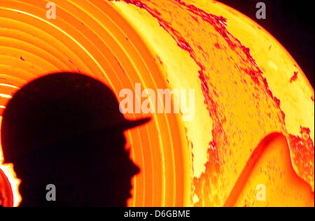 Datei - eine Archiv Bild datiert 12. März 2003 zeigt ein Stahlarbeiter, steht man vor einem 1200 Grad Celsius heißen Stahl-Coils in Bochum, Deutschland. Stahlhersteller ThyssenKrupp bleibt tief in den roten Zahlen. Im ersten Quartal des neuen Geschäftsjahres erzielte das Unternehmen einen Verlust von 480 Millionen Euro. Es war vor allem der Unternehmensbereich Stahl, Responsilble für die schlechten Ergebnisse, Ann Stockfoto