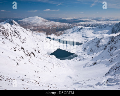 Snowdon unter winterlichen Bedingungen - Blick nach unten Cwm Dyli über Glaslyn & Llyn Llydaw, Moel Siabod Stockfoto