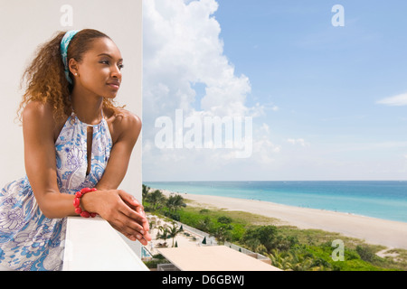 Gemischte Rassen Frau mit Blick auf Strand Stockfoto