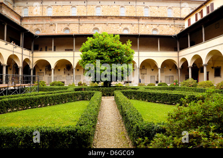 Die Canon Kreuzgang Bereich der Basilika von San Lorenzo in Florenz Italien Stockfoto