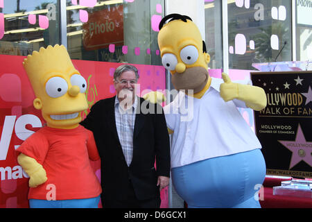 Schöpfer der tv-show The Simpsons, Matt Groening, und Kostüm Zeichen Bart Simpson (l) und Homer Simpson (r) die Zeremonie Honorong Gröning mit einem neuen Stern auf dem Hollywood Walk Of Fame am Hollywood Boulevard in Los Angeles, USA, am 14. Februar 2012 besuchen. Foto: Hubert Boesl Stockfoto