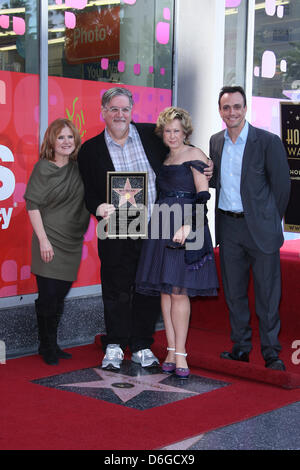 Schöpfer der tv show The Simpsons, Matt Groening (2. von links) und Sprachkünstler Nancy Cartwright, Yeardley Smith und Hank Azaria Zeremonie Honorong Gröning mit einem neuen Stern auf dem Hollywood Walk Of Fame am Hollywood Boulevard in Los Angeles, USA, am 14. Februar 2012 besuchen. Foto: Hubert Boesl Stockfoto