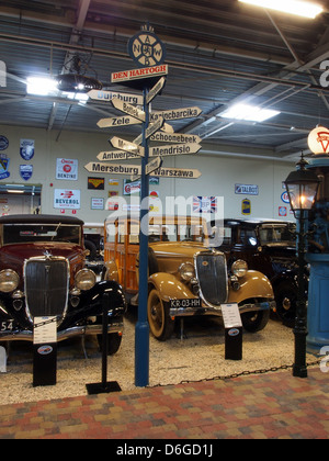 Ein niederländisches ANWB-Wegweiser, ein Symbol für Fahrtrichtung und Fahrtrichtung in den Niederlanden. Der ANWB (Royal Dutch Touring Club) ist bekannt für Informationen über Routen, Entfernungen und Standorte und bietet Reisenden im ganzen Land Unterstützung mit klaren und informativen Schildern. Stockfoto