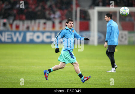 Lionel Messi von Barcelona beim Aufwärmen vor dem Champions-League-Runde sechzehn ersten Bein-Fußballspiel zwischen Bayer Leverkusen und dem FC Barcelona in der BayArena in Leverkusen, Deutschland, 14. Februar 2012. Foto: Rolf Vennenbernd dpa Stockfoto