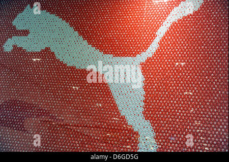 Bei einem Briefing am jährlichen Reults in Herzogenaurach, Deutschland, 15. Februar 2012 ist das Logo von Puma, Hersteller von Sportgeräten, am Hauptsitz des Unternehmens abgebildet. Nach Rekord-Umsätze im Jahr 2011 erwartet das Unternehmen weiteres Wachstum in 2012 und 2013. PUMA steigern Erlöse um 11,2 Prozent auf 3,01 Milliarden Euro und ein operatives Ergebnis von 333 zu erreichen. Stockfoto