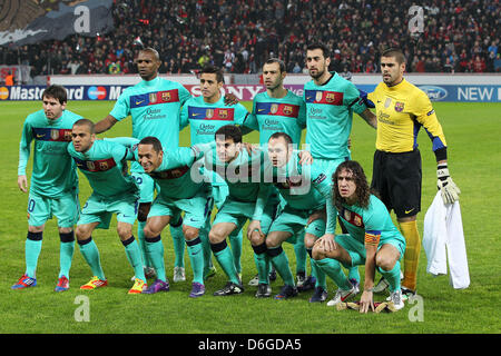 Das Team des FC Barcelona (hinten L-R) Éric Abidal, Adriano Correia, Javier Mascherano, Sergio Busquets, Torhüter, die Víctor Valdés (Front L-R) Lionel Messi, Daniel Alves, Alexis Sanchez, Cesc Fabregas, Andres Iniesta, Carles Puyol sind im Bild vor der UEFA-Champions-League-Spiel zwischen Bayer Leverkusen und dem FC Barcelona in der BayArena in Leverkusen, Deutschland, 14. Februar 2012. Pho Stockfoto