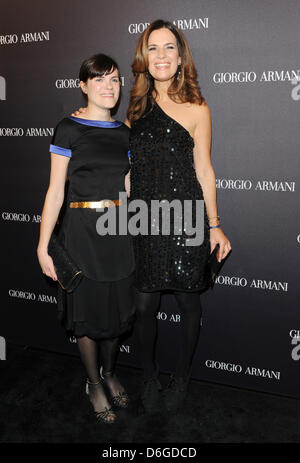 Roberta Armani, die Nichte des italienischen Modedesigner Giorgio Armani und Schauspielerin Fritzi Haberlandt (L) bei der Giorgio Armani-Cocktail-Party kommen auf eine neue Boutique in Berlin, Deutschland, 14. Februar 2012 gefeiert. Foto: Jens Kalaene Stockfoto