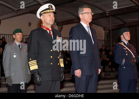 Berlin, Deutschland. 17. April 2013. German Defence Minister Thomas de Maiziere (R) besucht die Abschiedszeremonie für NATO Supreme Allied Commander Europe, US-Marine Admiral James Stavridis, in Berlin, Deutschland, 17. April 2013. Foto: Maurizio Gambarini/DPA/Alamy Live-Nachrichten Stockfoto