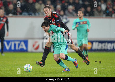 Barcelonas Lionel Messi (vorne) wetteifert um den Ball mit Leverkusens Stefan Reinartz in der Champions-League-Spiel zwischen Bayer Leverkusen und dem FC Barcelona im BayArena in Leverkusen, Deutschland, 14. Februar 2012. Foto: Revierfoto Stockfoto